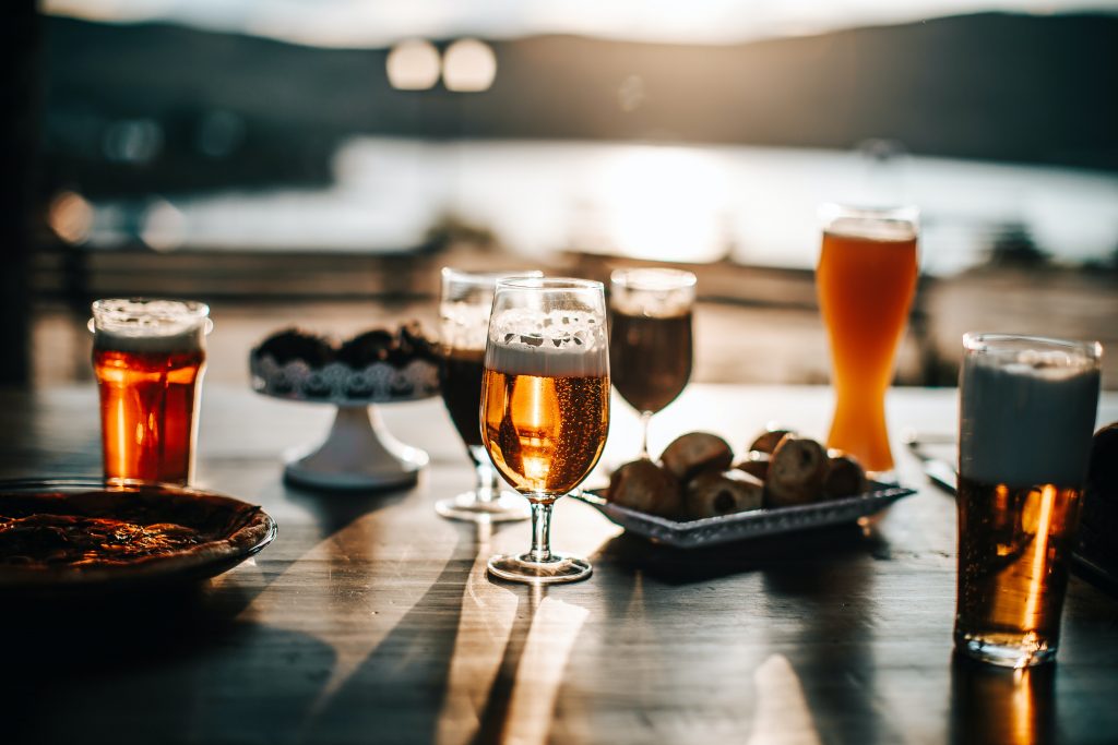 Biertjes op het terras: voor hem en haar
